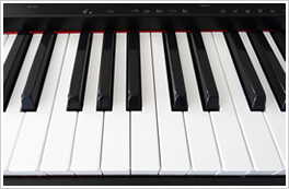 ピアノの鍵盤の写真